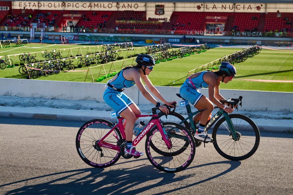 Estadio La Nucia Alicante mujer y bici