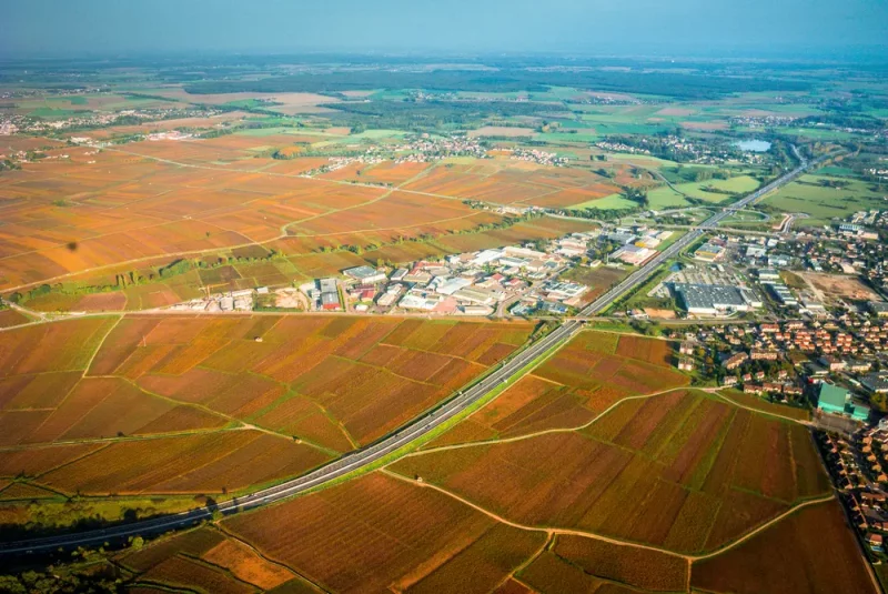 Vista aérea de maquinaria extendiendo asfalto sostenible en una carretera en España para su conservación viaria